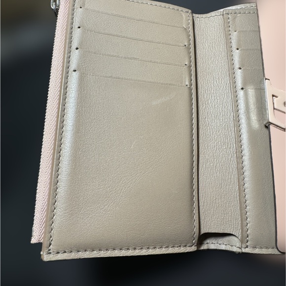 Louis Vuitton Portefeuille Capucines
Compact Wallet Pink - Picture 8 of 11